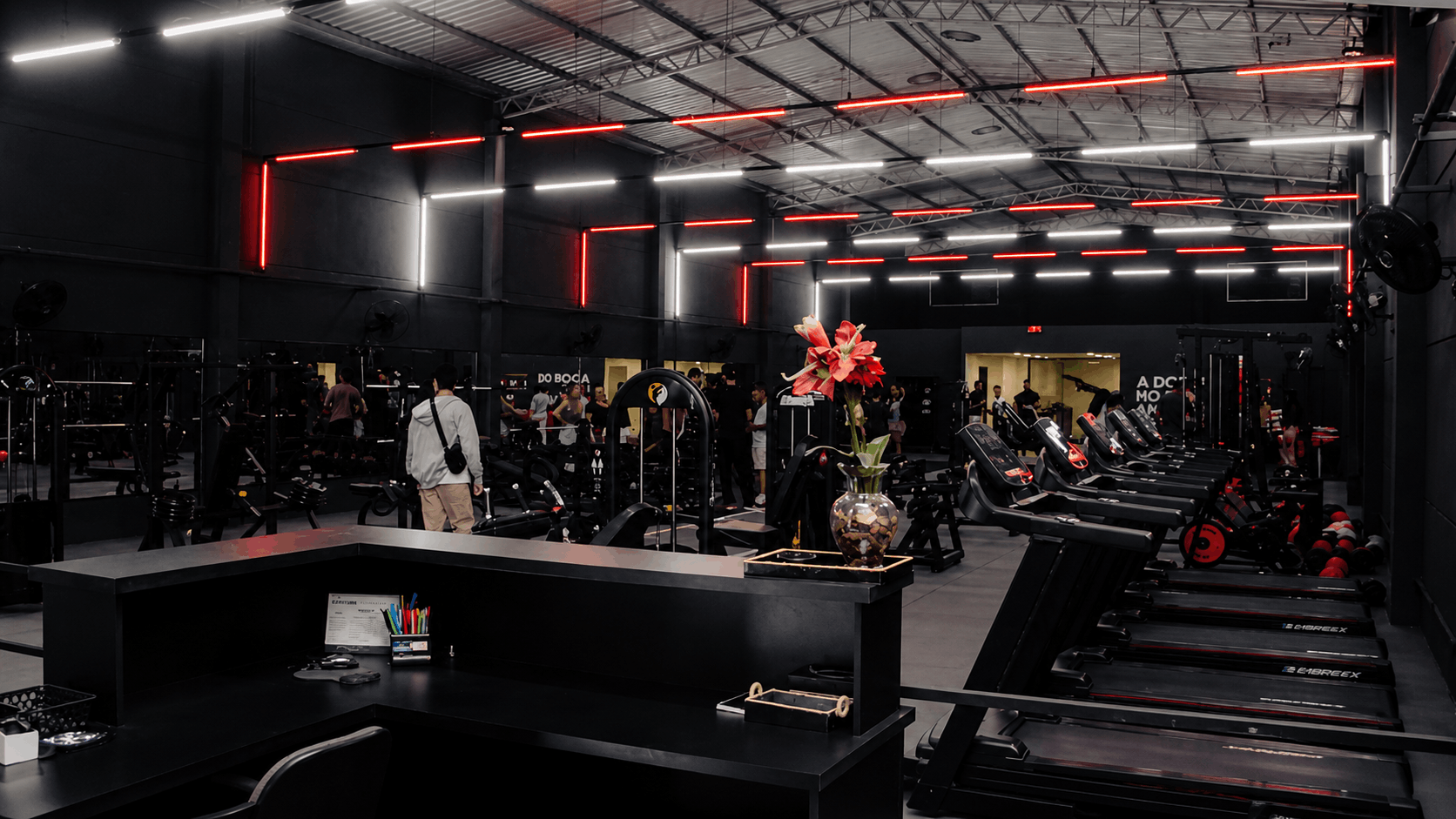 Área interna da Academia MM Fitness com equipamentos e esteiras