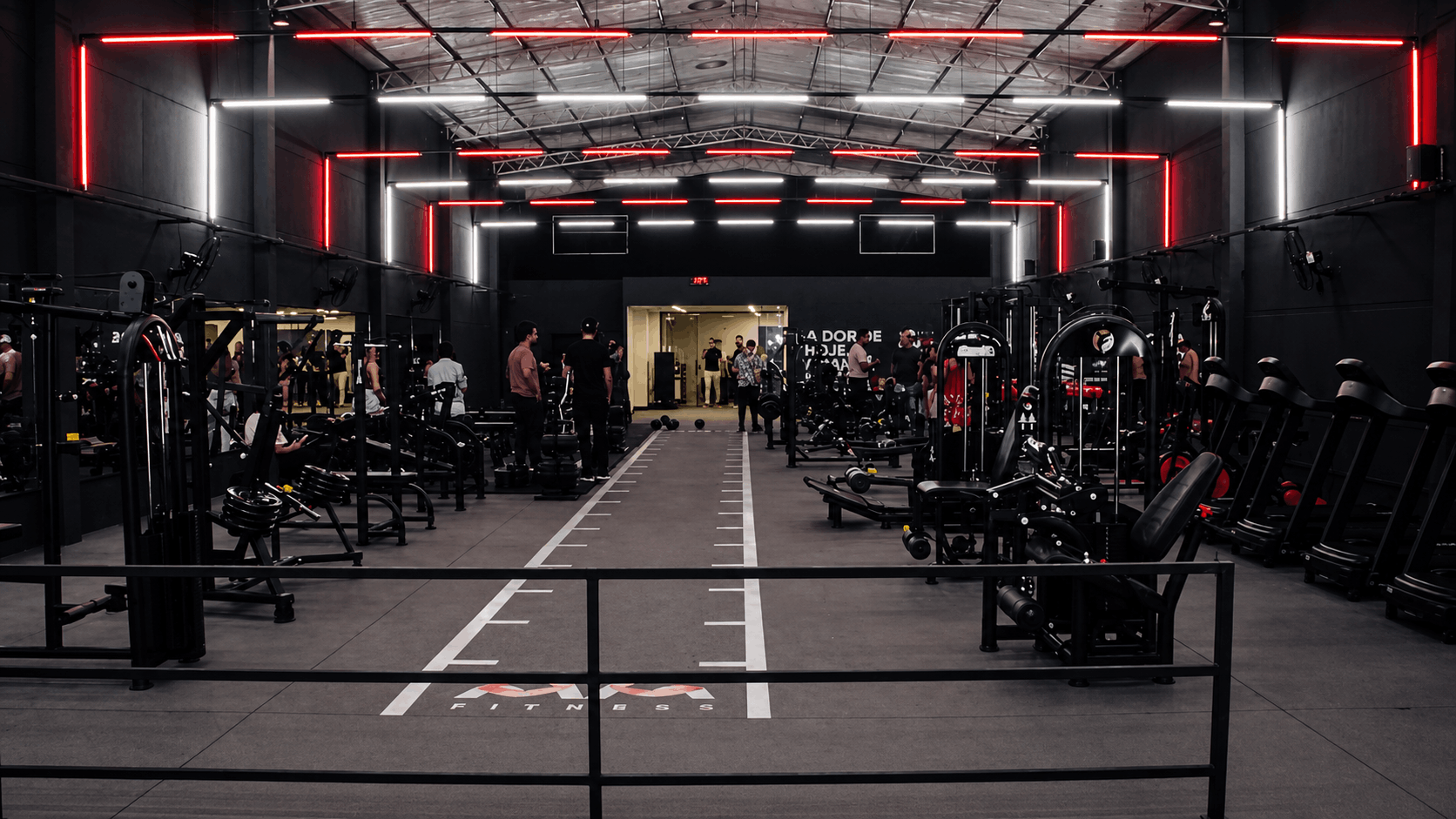 Sala ampla de musculação da MM Fitness